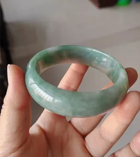 天然翡翠手镯，冰糯种水肉质细腻通透，湖水蓝...