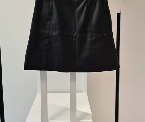 热风秋冬时尚气质A字裙皮裙M码 颜色：黑热...