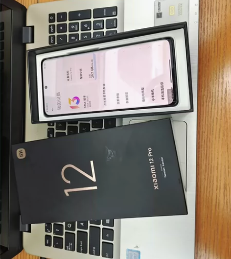 刚刚拿下小米12pro，内存8+256GB...