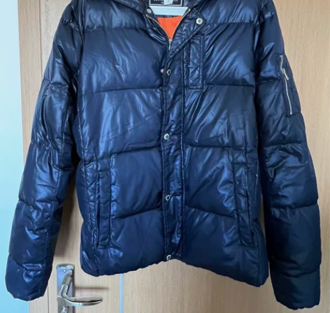 G2000男士羽绒服，九成新，专柜1499...