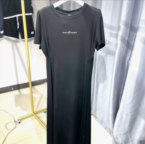 黑色长款休闲连衣裙，均码，非常柔软，全新未...