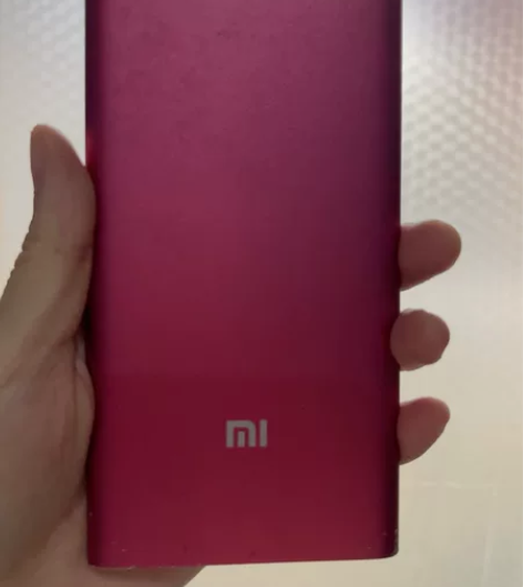 小米充电宝 5000毫安，大概能充2次左右...