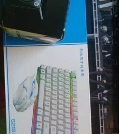 炫彩发光键盘,和低音炮电脑音响,还有发光变...