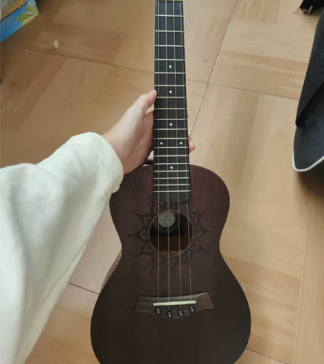 出闲置尤克里里状态如图 安德鲁尤克里里23...