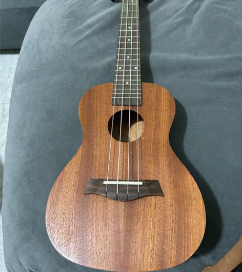 尤克里里 多少寸我也不知道 不会弹 朋友送...