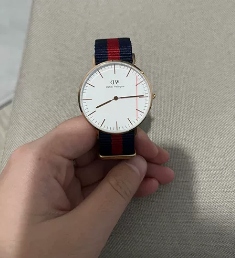 dw女款手表，专柜买的，从没带过，表膜都没...