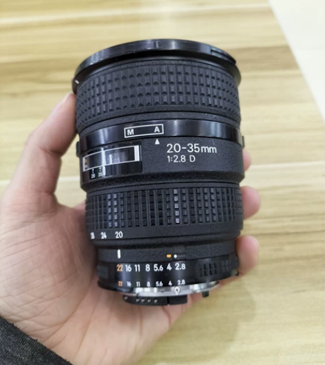 出尼康20-35df2.8     镜头正...