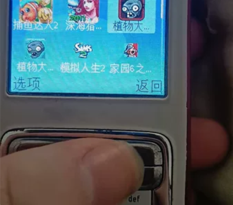 出售一台诺基亚手机，里面有十几个游戏，可以...
