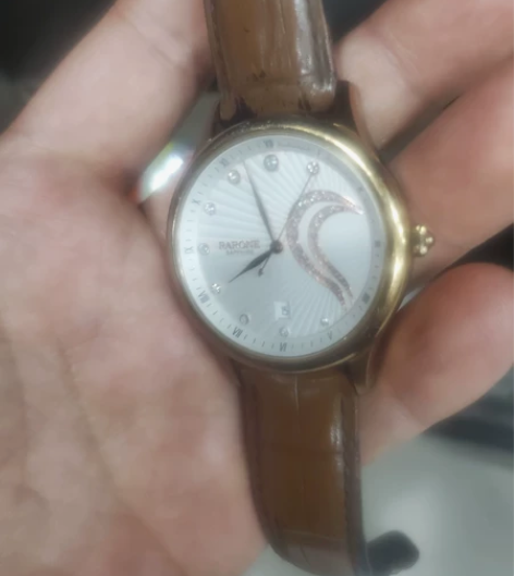 雷诺手表，，正品保障，表带有点旧了，脱皮，...