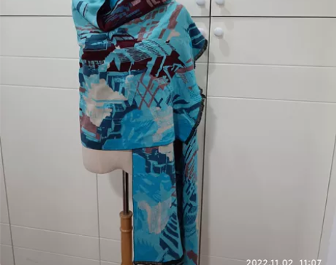 实体店购双面羊绒披巾围巾。颜色靓丽。不起球...