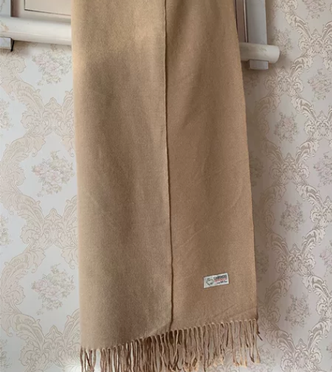 围巾  AB面撞色围巾 含毛  一面浅驼色...