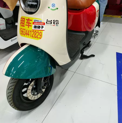 台铃前置碟刹，全车LED灯组，三颗透镜大灯...