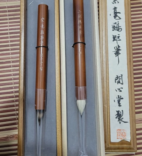 今年tb问心堂购入正品两只鸡距笔，原价打折...