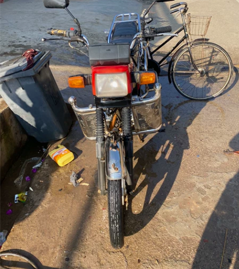 老款摩托，车况良好 动力杠杠的。包谷随便拉...