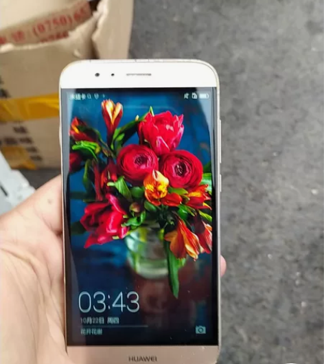 华为麦芒4，3+32当老年机用没有问题，电...