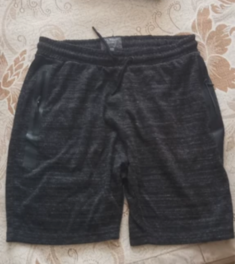 纯棉大牌夏季短裤，男款L码，9成新以上，适...