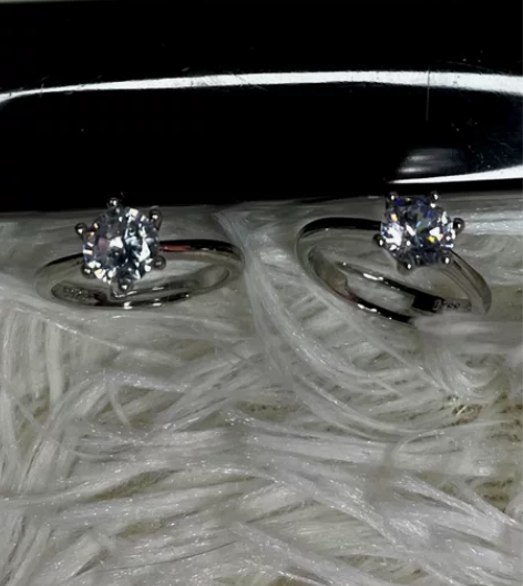 银色莫泊桑闪钻开口戒指，新旧如图，10元是...