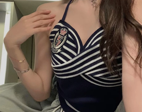 ?陈佳楠【海军风小背心】辣式小心机挂脖吊带...