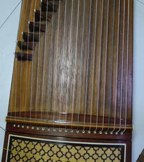 古筝 正常使用   一米六四长的，没有架子...