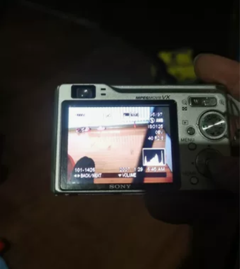 索尼数码相机w80，可以开机，拍照时黑屏，...