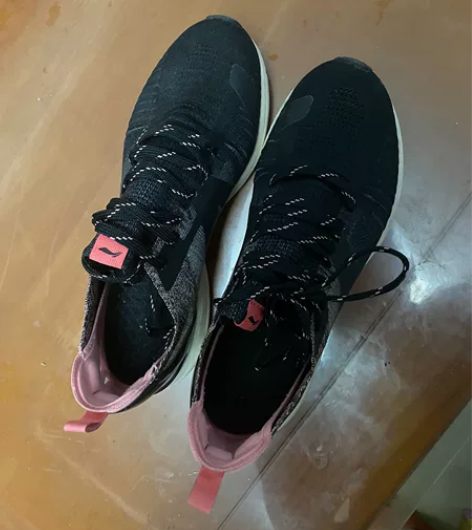 李宁跑步鞋38.5码，轻微使用痕迹，九成新...