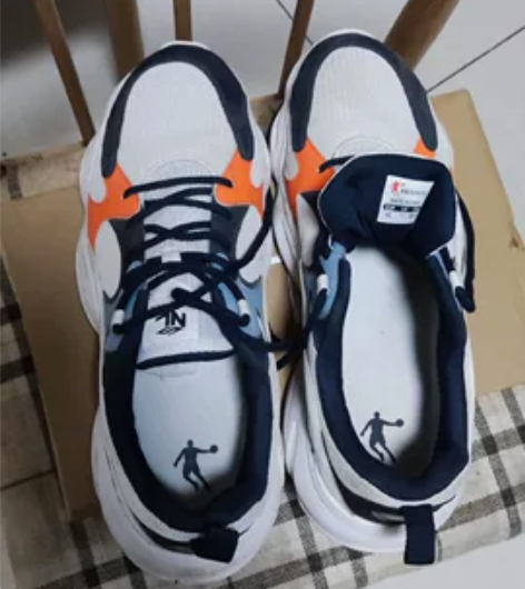 #乔丹 乔丹运动鞋，朋友转让。看着质量不错...