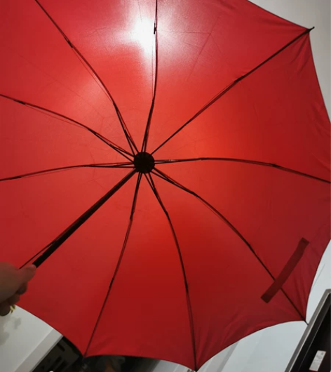 全红雨伞用于宝宝满月仪式 只在满月的晴天开...