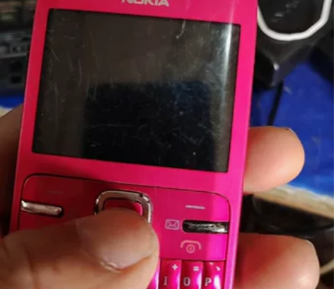 诺基亚手机C3功能正常。当个MP3听听歌曲...