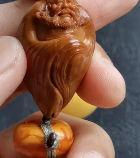 华祖方本工包衣达摩橄榄核雕，2.2×3.5...