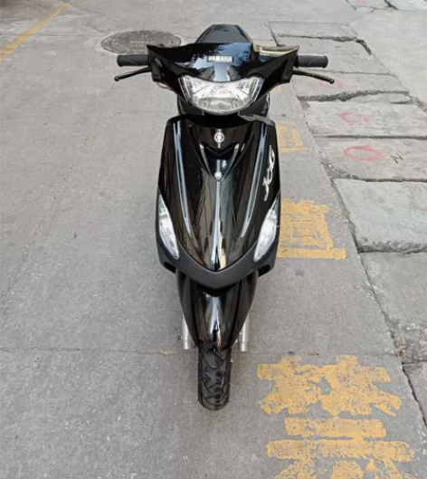 摩托车，炫黑雅马哈巧格jog。发动机安静有...