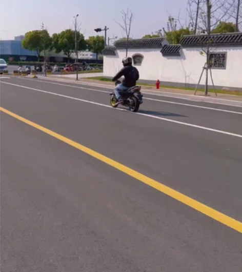 出一部赛道版力帆 Kpmini150 摩托...