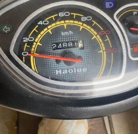 豪爵牌摩托车，原价6000多的，才开了20...