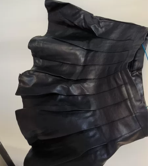 皮百褶裙，带内衬，不用担心走光 感兴趣的话...