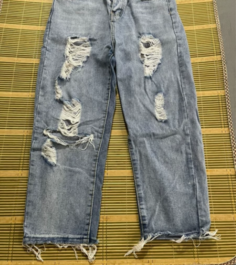 破洞牛仔裤收腰 腰的地方稍微有点大，自己缝...