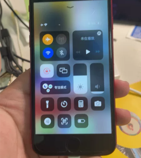 苹果8游戏机64g前后摄像头正常,指纹正常...