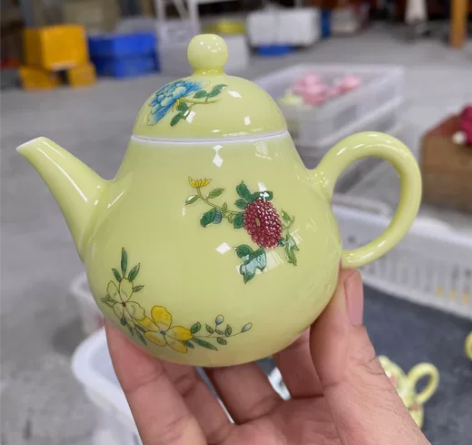 茶馆刚到的梨壶，明黄、胭脂两色。200元/...