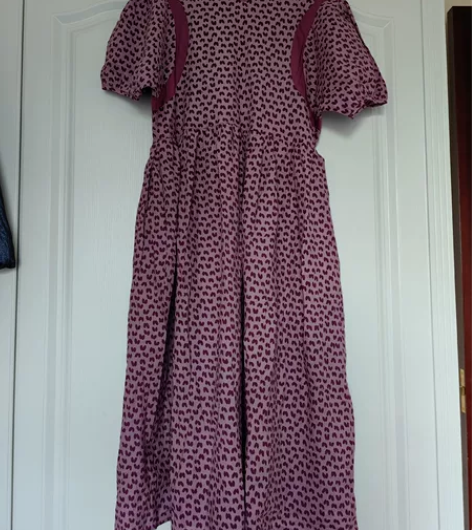 连衣裙长群，仅穿过一次，几乎全新，衣长1米...