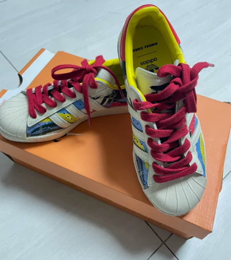 阿迪贝壳鞋联名款。8成新，35.5码。官网...