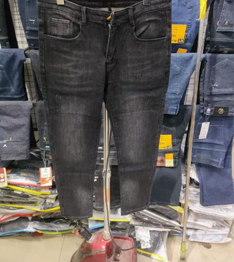 男士31码薄毛柔软修身版牛仔裤，裤脚不是宽...