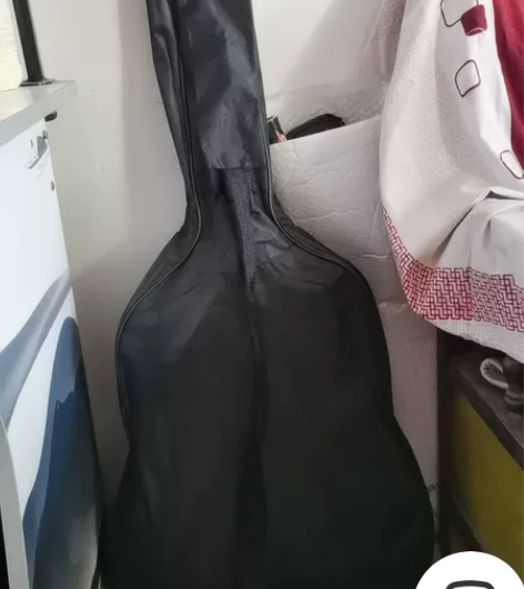 吉他 有可换的新的琴弦 生日买的 几乎没玩...