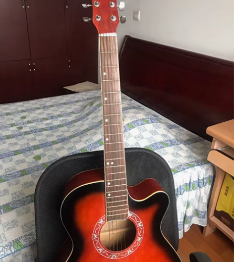 39英寸缺角民谣吉他一把，八九成新，图片实...