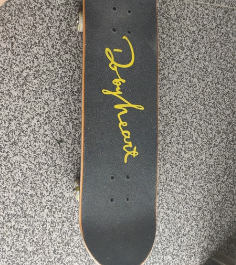 dbh滑板，上大学加了个滑板社，后面摔跤摔...