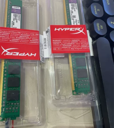 金士顿内存条4G×2    1600 自用...