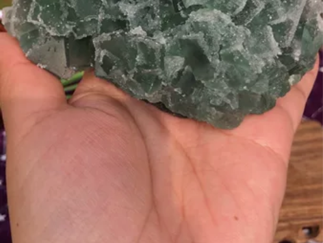 砂糖绿萤石矿标，石英包裹绿萤石，闪闪亮亮，...