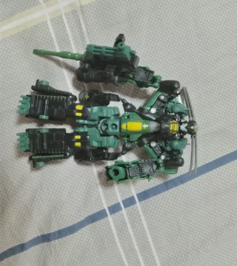 孩之宝变形金刚经典系列，idw迷你三合体美...