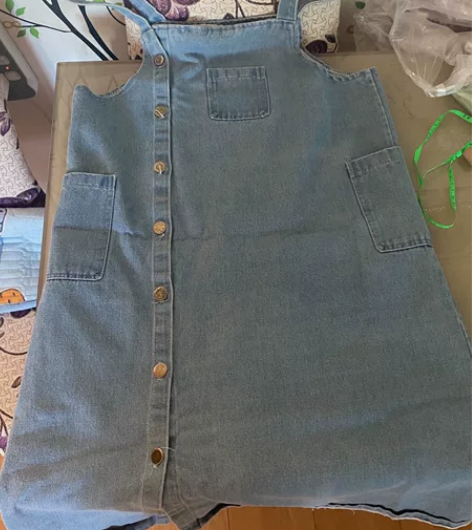牛仔背带裙！好看的呦，质量很好还挺大的，斤...