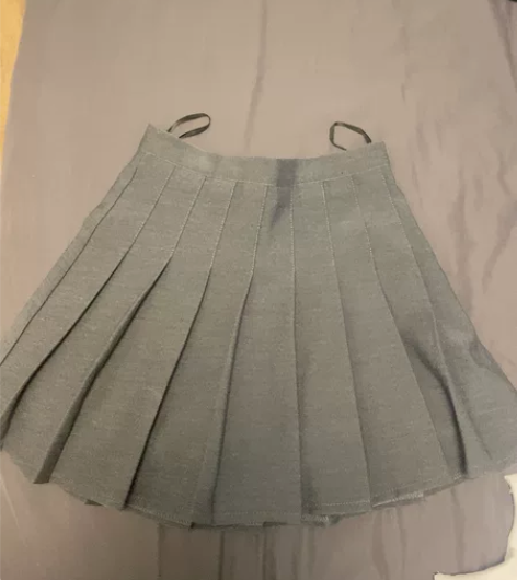 灰色百褶裙 s码 瘦的美眉能穿 感兴趣的话...
