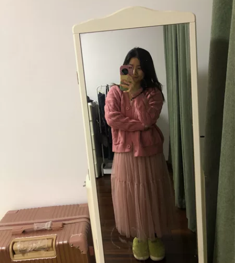 全新毛衣+纱裙,毛衣是很厚实的那种,冬天穿...