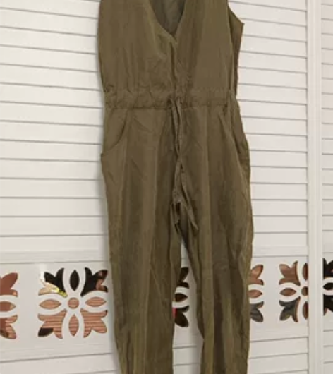 军绿色背带连体裤，帅气风，里面随便搭个短袖...