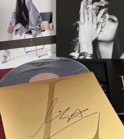 lisa黑胶LP唱片,带YG特典,未拆封,...